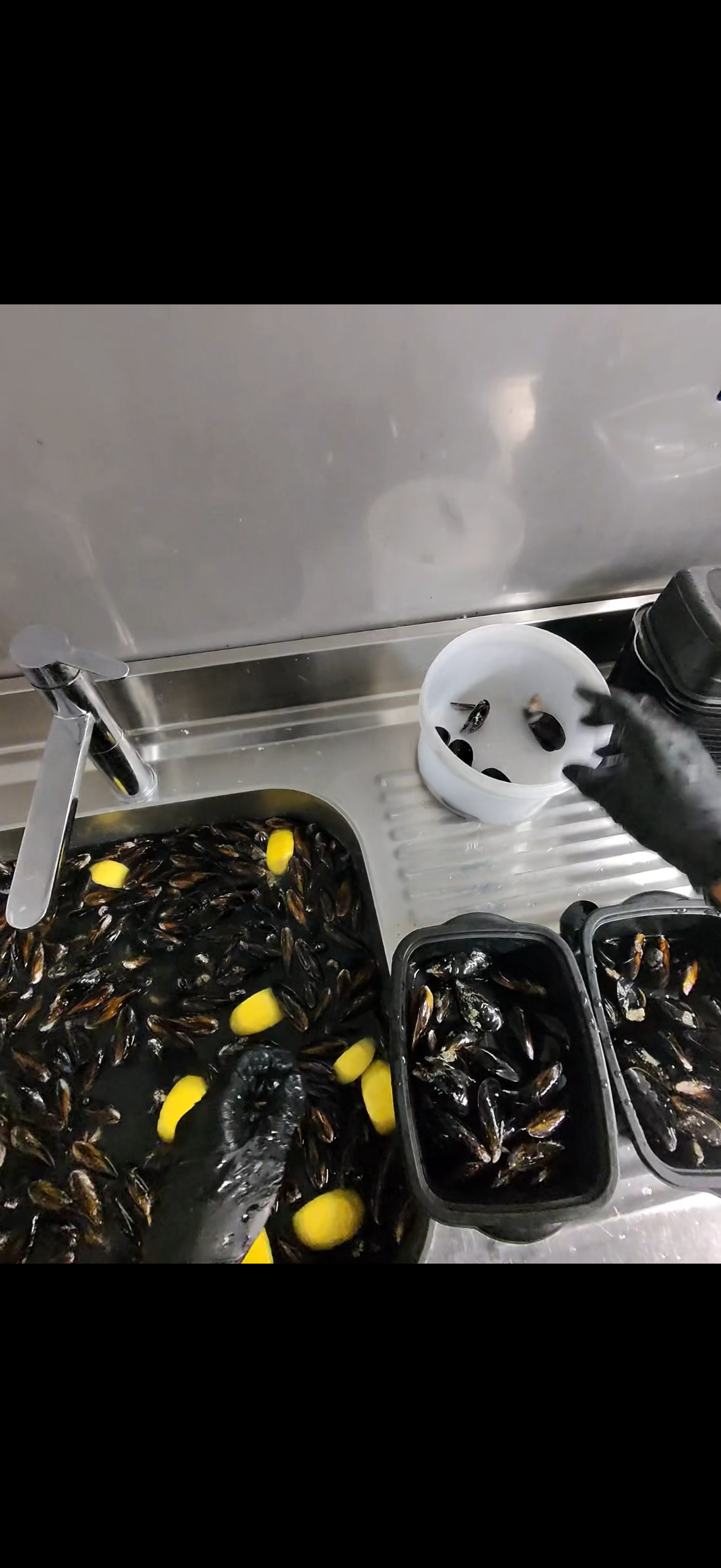 Moules nettoyées au citron